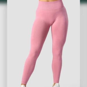 icaniwill träningstights - Define Seamless V-shape Tights i färgen Dusty Pink. Säljer eftersom jag aldrig använt dessa. Ny med prislapp, aldrig använd. Nypris: 699kr. Storlek M men jag har vanligtvis S eller M. Pris går att diskutera!💕