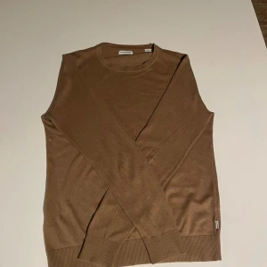 Stickad tröja - Detta är en stickad tröja från Jack & Jones som passar bra till hösten nu. Väldigt skön och prisvärd 