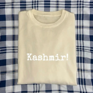 Kashmir Tröja - Skick: 10/10, inga defekter! | Okänt märke och har ingen tvättrådslapp, men har en tag som översätts till kashmir | Kan gå ner i pris vid snabb affär! Modellen är 170 cm | Beige/gul färg