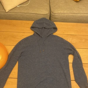 Kashmir hoodie - Säljer nu denna sjukt snygga och bekväma Kashmir hoodien. Tröjan är i bra skick och bara använd ett fåtal gånger. 