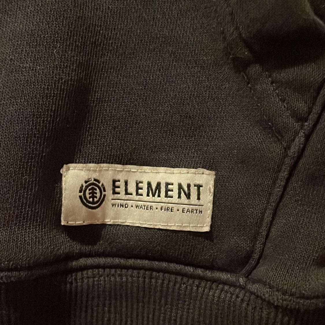 En Element hoodie med ett litet hål på ryggen - 91