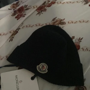 Moncler mössa - En moncler mössa, som är i väldigt bra skick. Köparen Står för frakt.