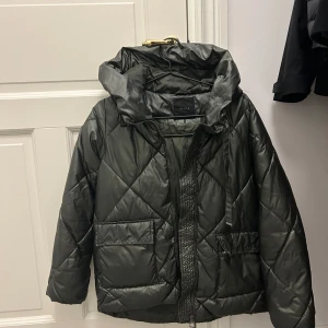 Grön metalic jacka  - Super cool och fin vinter jacka i grön metalic färg 💚 overzised i modellen med bra fickor. 