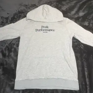 En peak performance hoodie i 9/10 skick, det enda är att insidan inte är lika mjuk som när den är ny men den är fortfarande mjuk