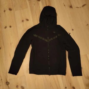Nike tech fleece 500kr  - Stl M. En zipper sönder.