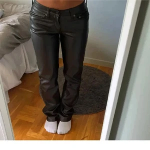 Skinnbyxor  - Säljer mina skinnbyxor med låg midja! Fint skick