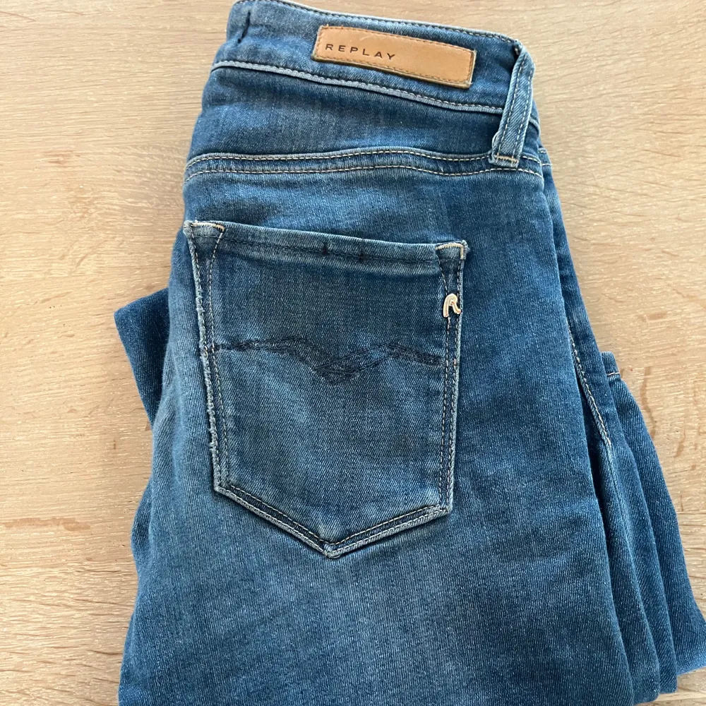 Jätte snygga lågmidjade bootcut jeans från Replay. Jätte bra skick. Storlek: 26 Skriv för mått. Köpta för: 1300 Säljer för: 550 . Farkut & Housut.
