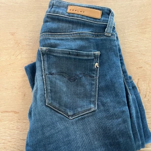 Lågmidjade bootcut Replay jeans! - Jätte snygga lågmidjade bootcut jeans från Replay.  Jätte bra skick. Storlek: 26 Skriv för mått. Köpta för: 1300 Säljer för: 550 