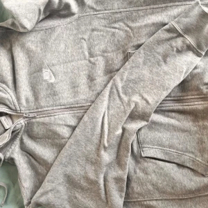 Nike zip hoddie - Säljer en stilren Nike zip hoddie i bra skick. Passar dig som är 160-175 cm lång.