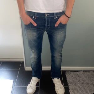 Dondup jeans - Dondup jeans med slitningar! Modellen är 180 70kg Skicket är 10/10!