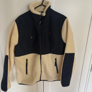 Ralph Lauren Fleece - Tjena säljer nu min Ralph Lauren Fleece i storlek M köpt förra vintern men använd sparsamt och är i väldigt bra skick och har inga flaws. Bara höra av sig om ni har några frågor!