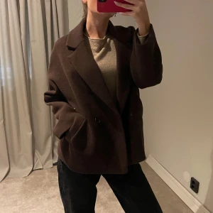 Brun kappa från Lindex - Säljer denna populära bruna kappan från Lindex i storlek M. I NYSKICK (aldrig använd!) och i en så fin brun färg! Nypris 999 kr. Slutsåld och säljs inte längre💘💘 