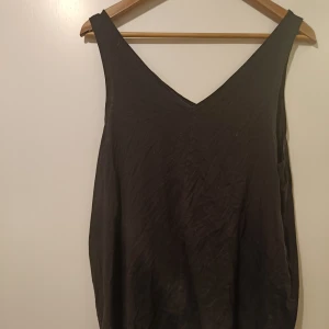 Svart v-linne - Svart v-linne.  Märke: mywearwoman Storlek: L