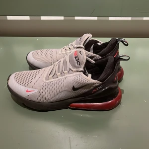 Nike 270 - Tjena , säljer ett par (Nike 270) dem är använda i gott skick, skit bra löppar skor också om du fattar…