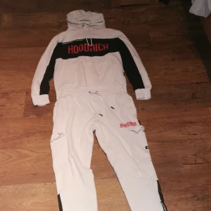 Hoodrich tracksuit S - En vit hoodrich tracksuit som är riktigt fin 