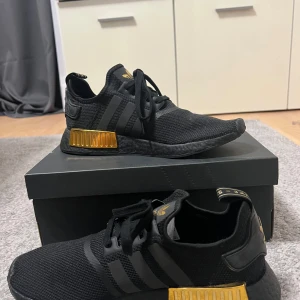 Adidas NMD skor - Säljer dessa skor. Endast använde en gång. De är inprencip i nyskick. Låda och kvitto finns kvar. Ny pris 1499kr. 
