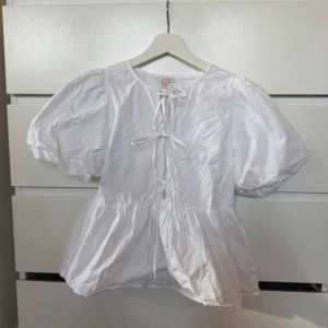 Blus - Vit blus med puffärmär, bra skick