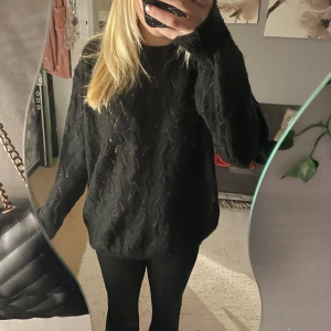 Stickad tröja från Lindex  - Stickad tröja från Lindex! Den här liksom små hål i tröjan men det är så tröjan ska se ut! Strl M, den sitter jätte bra och är super skön! Men den är lite lång 