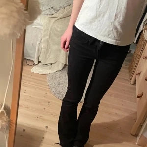 jeans  - AS snygga low waist bootcut jeans från levis💕