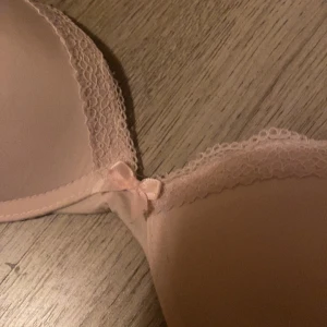 Bh - Jätte söt linne med en rosett i mellan, aldrig kommit till användning 