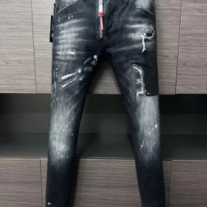 Dsquared2 jeans helt nya  - Säljer nu ett par dsquared2 jeans helt nya 