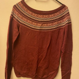 Tröja - En jättefin och mysig tröja! Den är en tunn tröja! Använd fåtal gånger, mycket bra skick!☺️ okänt märke.