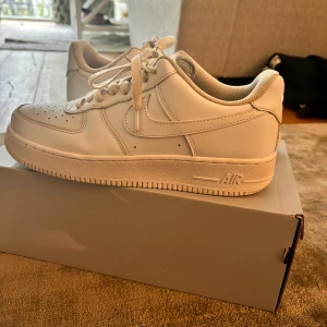 Air Force One  - Tja, säljer dessa populära Af1 skor. Skick 9/10 nästan helt nya och passar med allt. Storlek 43 passar 44 med. Vid intresse är det bara att skriva!