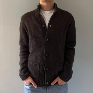 Cardigan - East West - Storlek M - 100% ull, perfekt till hösten - skick 8.5/10 - Nypris: ca 1000, vårt pris: 399 - Modellen är 178