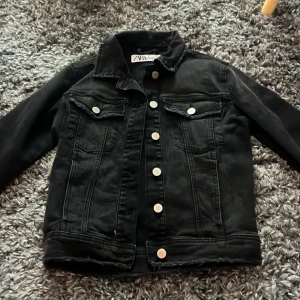 Jeansjacka - Jeansjacka ifrån zara !Aldrig använd! I storlek xs men passar även xxs och på mig som är 157cm