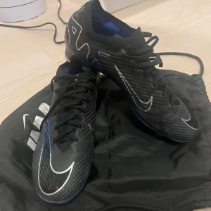 Nike Mercurial vapor elite - Knappt använda vapors. Nästan nyskick. 8/10. Säljer pga att den inte passar så bra.