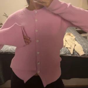 Zara kofta  - Använd en gång  Den är i strl L men skulle säga att de är liten i strl 