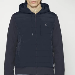 Ralph lauren cardigan - Säljer nu min cardigan från Ralph Lauren. Väldigt snygg och eftertraktad. Den är väldigt bra skick och inga defekter då jag endast använt den 5 gånger. Vid minsta fråga eller fundering var inte rädda att höra av er MVH Oscar. Priset är diskuterbart.