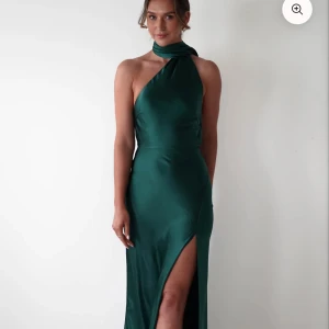 Balklänning - Jag säljer min balklänning som jag använde till studentbalen. Jättefin med öppen rygg och slits. Köpt för 1200