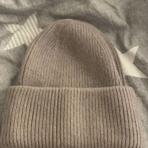 Mockabrun mössa  - Super fin mockabrun mössa, aldrig använd o endast testad 