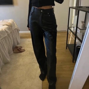 Skinnbyxor - Svarta skinnbyxor från nakd med söm ❣️