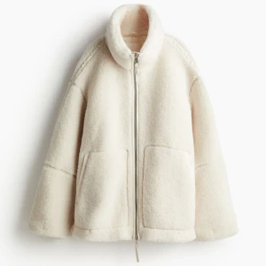 Pilejacka  - Den populära pilejackan från H&M, nyköpt och helt oanvänd med lapparna kvar. Säljer pga att jag behöll den i annan storlek. Priset är exklusive frakt, frakten får man stå för själv! (Frakten ligger runt 89-109 kr, skickas spårbart)