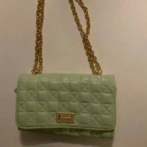 Grön väska med guld kedja - Fin grön väska i mycket bra skick, endast använt ett fåtal gånger