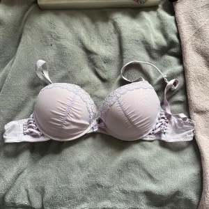 Ljuslila BH - Ljuslila bh i storlek 75B har jag för mig. Vet inte vart den är ifrån men gissar på NewYorker. Använd fåtal gånger. 