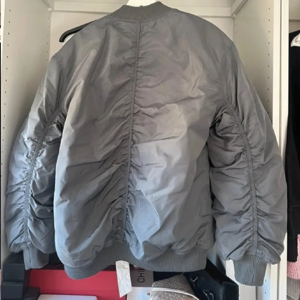 As snygg bomberjacka nu från H&M! 🩵🩵S men oversized . Takit.