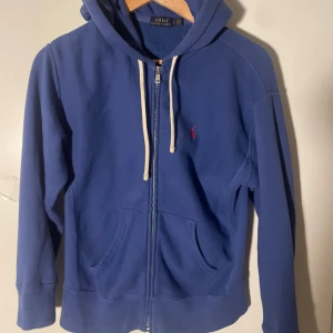 Ralph Lauren Zip  - Tja säljer denna Ralph Lauren Zip då den börjar bli liten för mig. Skick 8/10 Hör av er vid funderingar 🙌