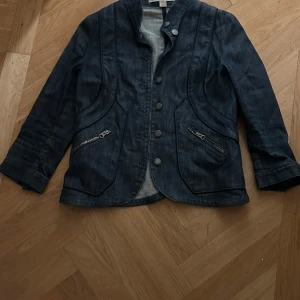 Trekvartsärmad jeansjacka  - Säljer denna superfina trekvartsärmade jeansjackan från Stella McCartney x h&m, super bra skick.🤗