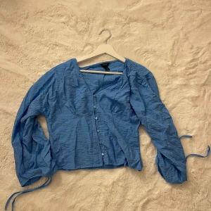 Blus Lindex  - Säljer min blus i s aldrig använd , så fin färg 💘
