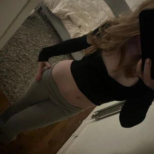 Svart kort långärmad tröja - Samma som förra annonsen 