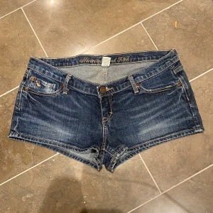 Mörkblå jeansshorts från Abercrombie & Fitch - Säljer ett par snygga mörkblå jeansshorts från Abercrombie & Fitch. De är lågmidjade och har super cool wash