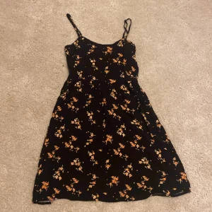 Divided h&m klänning med blommor - Divided h&m klänning med blommor på i storlek 34. Juster bara band 🎀. Väldigt fint skick, alldrig andvänt! Skriv om ni vill diskutera nått!🎀💕