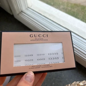 Gucci nagelstickers i olika fina färger - Gucci nagelstickers i olika färger och mönster, jättesöta. Väldigt fina och jättelätta att sätta på nageln. Har inte använt några av dem så den är helt som ny!