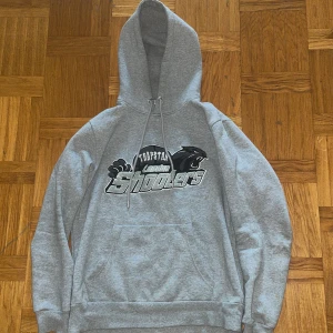 Trapstar shooters tracksuit  - Säljer denna för att jag vill få bort den och inte använder den längre!  Sitter bara i garderoben! Liten defekt på byxorn men syns inte när man har på sig tracksuit !Kan sänkas vid snabb affär! Snabbast får! Tveka inte o skriv🙌