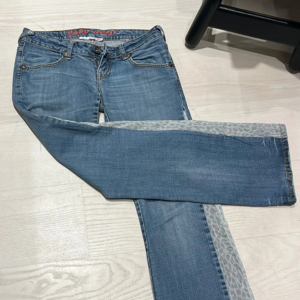 Säljer nu mina älskade jeans. Köpta för 800 och säljer för 500 då det är väl omhändertagna. Storlek är 38 men passar något mindre. Hör av er vid mer frågor💕💕. Jeans & Byxor.