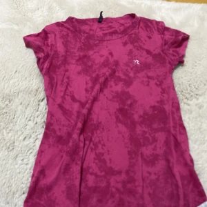 Rosa T-shirt  - Rosa T-shirt använd några gånger , köpt för länge sen. Storlek xs eller s men sitter lite tajt vid midjan 