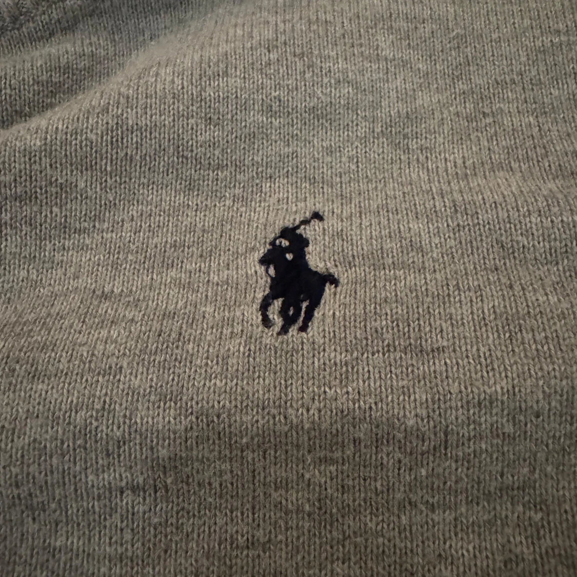 Hej jag ska sälja min Ralph lauren tröja mina föräldrar köpte den till mig när jag var liten och så glömde jag av den. Nu har jag växt ut den och så ska den säljas. - 92